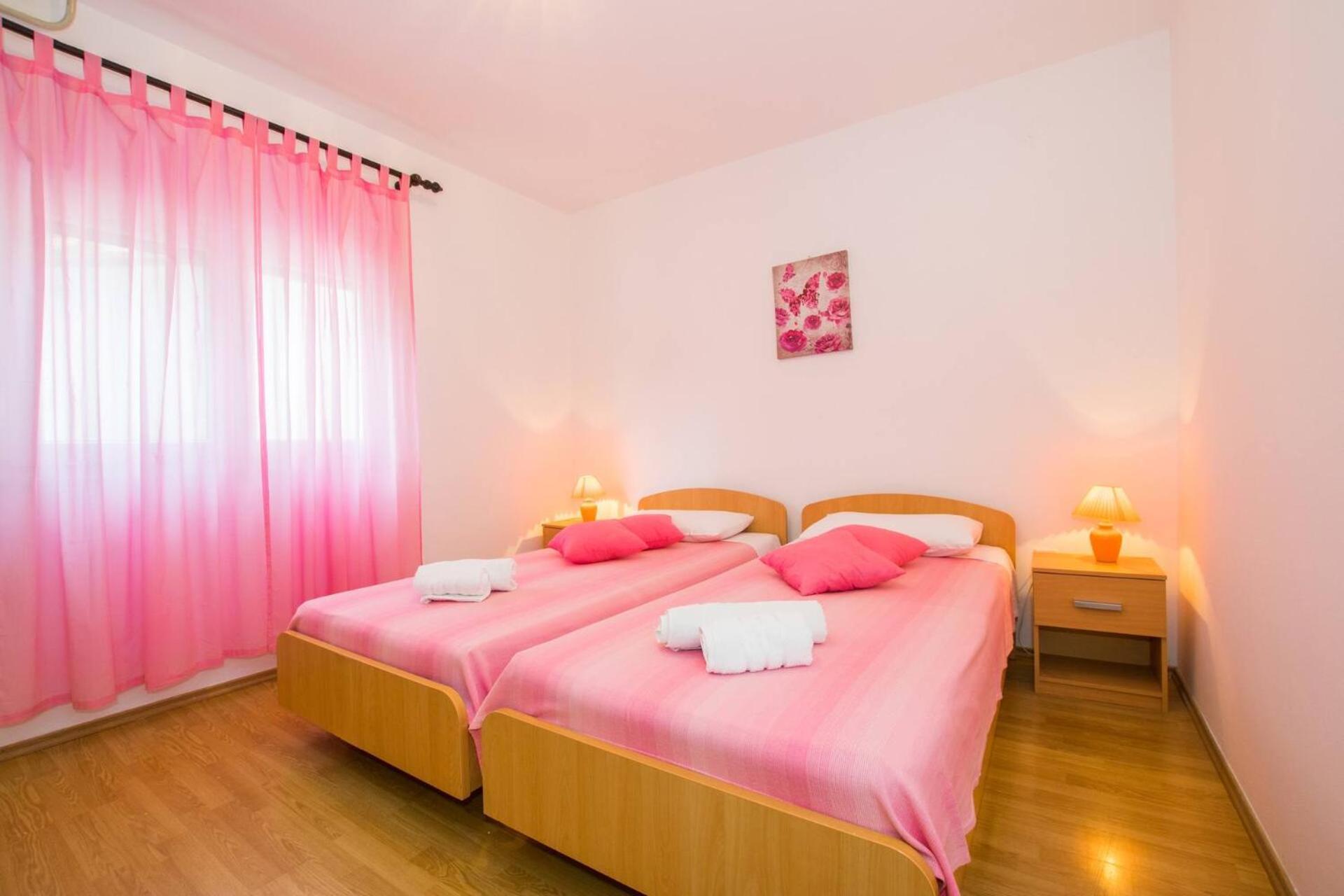 Family House With 2 Apartments - Irma เมดูลิน ภายนอก รูปภาพ